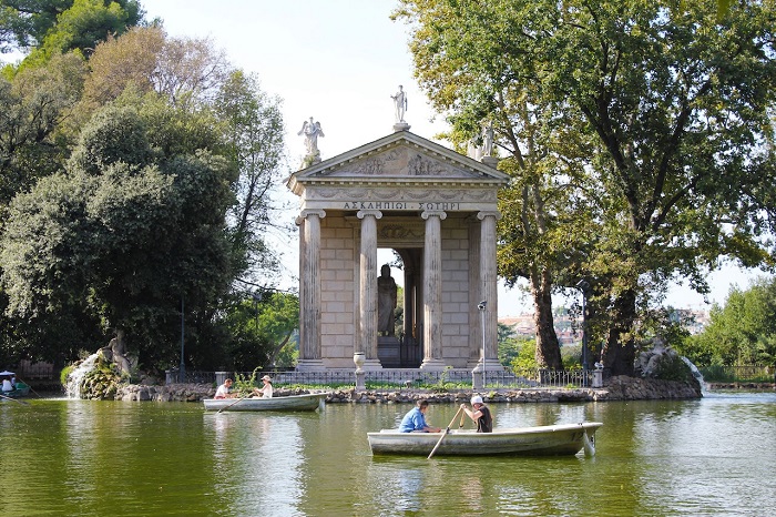 Chèo thuyền trên ao Villa - Vườn Villa Borghese