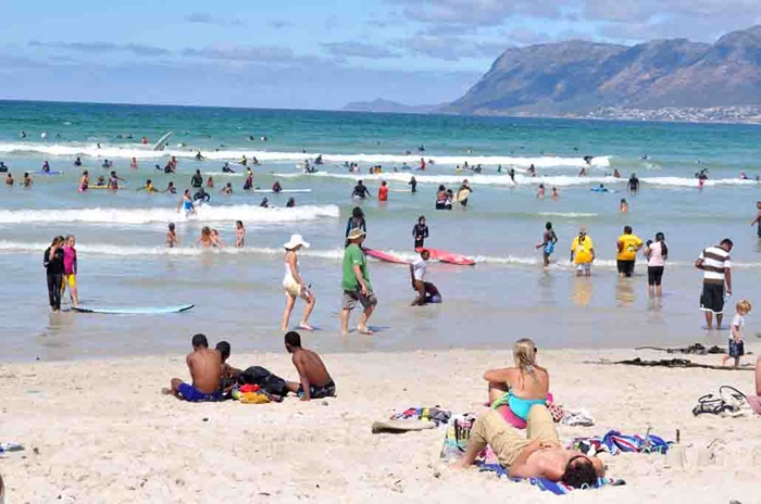 Tắm nắng là hoạt động ở bãi biển Muizenberg