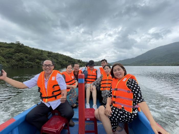 Đi thuyền cảnh  hồ Đá Trải Bình Định