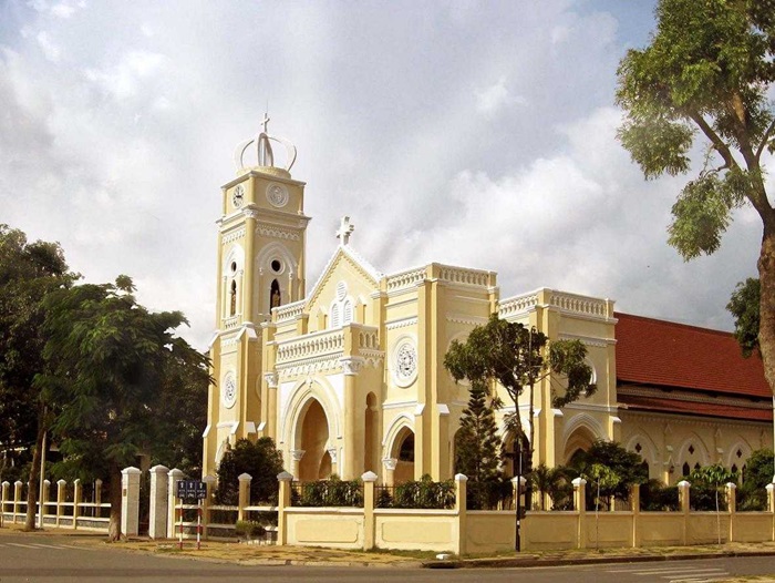 Nhà thờ chánh tòa Tiền Giang là địa điểm kết hợp tham quan ở làng cổ Đông Hòa Hiệp 