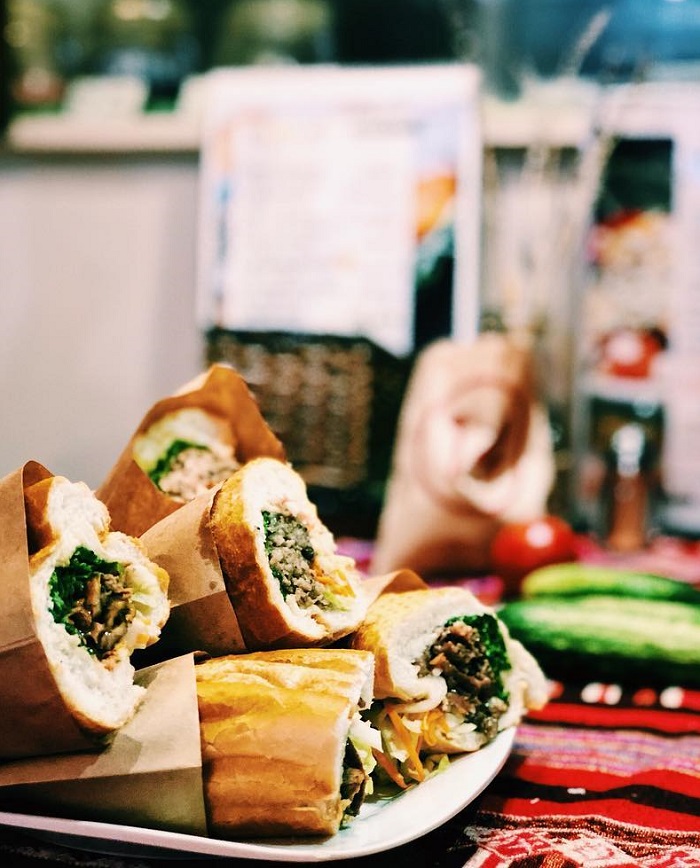 Hàng Buồm là một trong những phố ẩm thực ở Việt Nam trứ danh