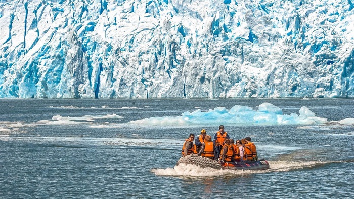 Tour du lịch bằng thuyền hai thân là trải nghiệm ở sông băng San Rafael