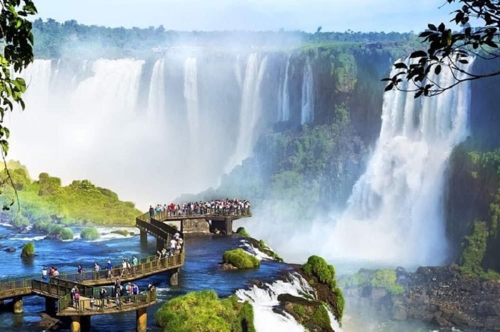 Thác Iguazu là thác nước đẹp ở châu Mỹ nổi bật khi nhìn từ trên cao