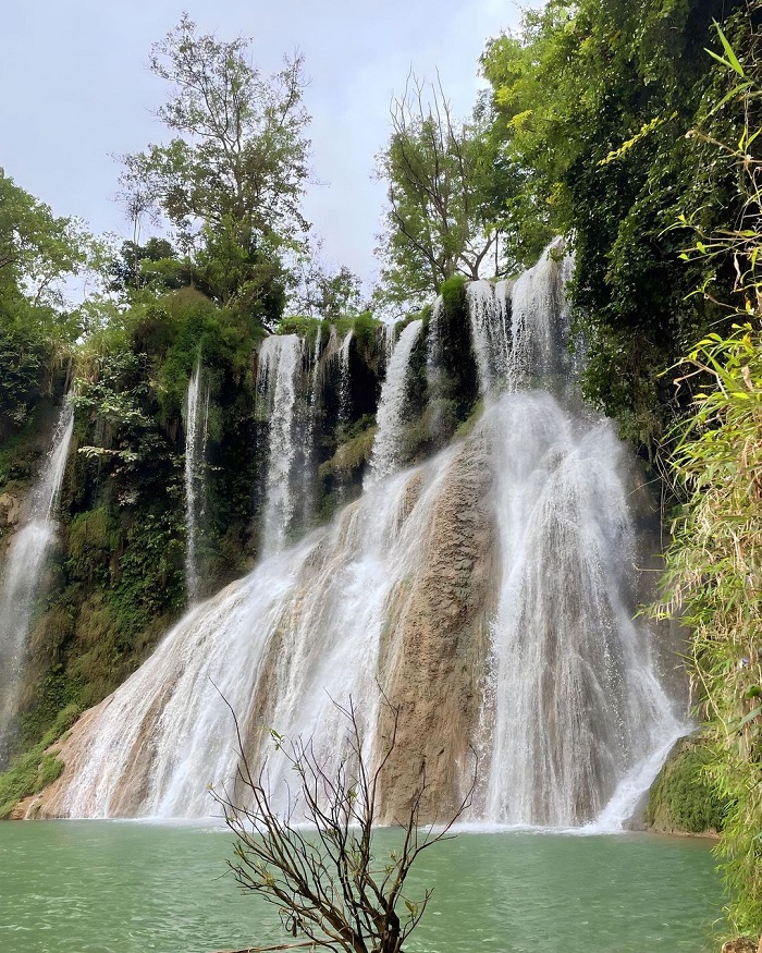 Thác Dải Yếm là thác nước đẹp ở Sơn La gần trung tâm thị trấn Mộc Châu