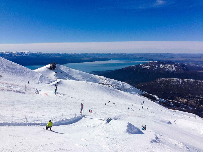 Trượt tuyết ở  Cerro Catedral là điều nên làm khi đến thị trấn Bariloche