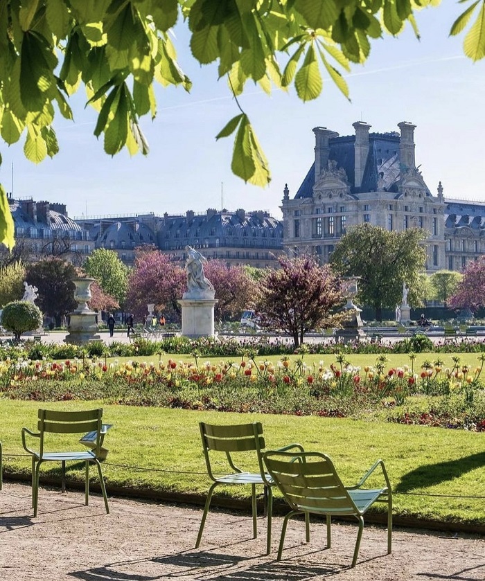 Đi bộ qua Vườn Tuileries vào mùa hè là điều không thể bỏ qua khi đến Paris.