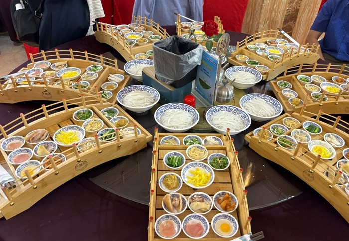 Thưởng thức đặc sản Vân Nam là hoạt động không thể bỏ lỡ khi đi tour Côn Minh Lệ Giang 