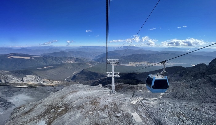 Đi cáp treo lên núi tuyết Ngọc Long là hoạt động không thể bỏ lỡ khi đi tour Côn Minh Lệ Giang 