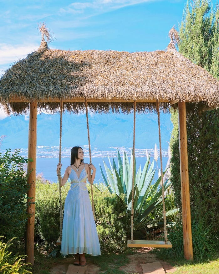 Ngắm hoàng hôn trên hồ Nhĩ Hải là trải nghiệm không thể bỏ lỡ khi đi tour Côn Minh Đại Lý 4 ngày 3 đêm