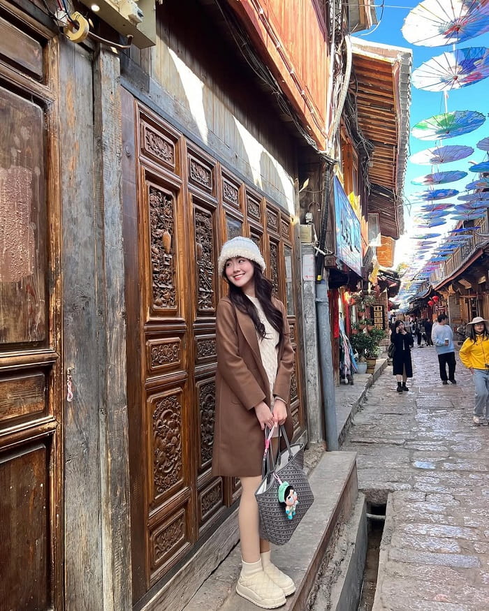 Tản bộ quanh phố cổ Lệ Giang là hoạt động không thể bỏ lỡ khi đi tour Côn Minh Lệ Giang 