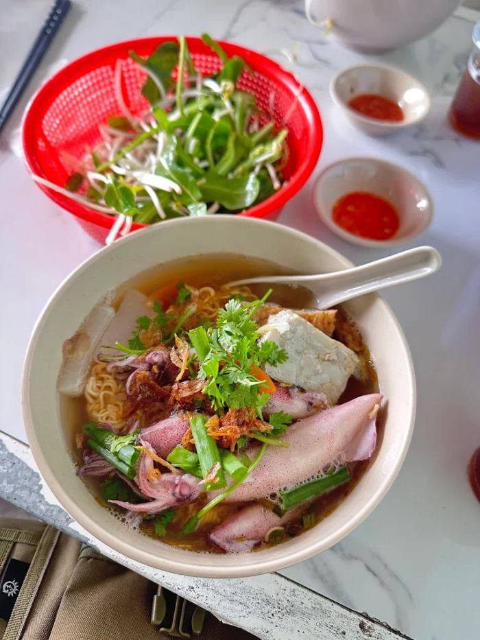 Ăn gì ở Phú Quý mỳ mực tươi