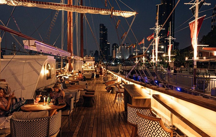 Sirimahannop Tall Ship ở khu Asiatique The Riverfront Bangkok