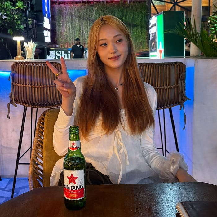 Thưởng thức một lon bia Bintang là hoạt động thú vị tại bãi biển Seminyak Bali