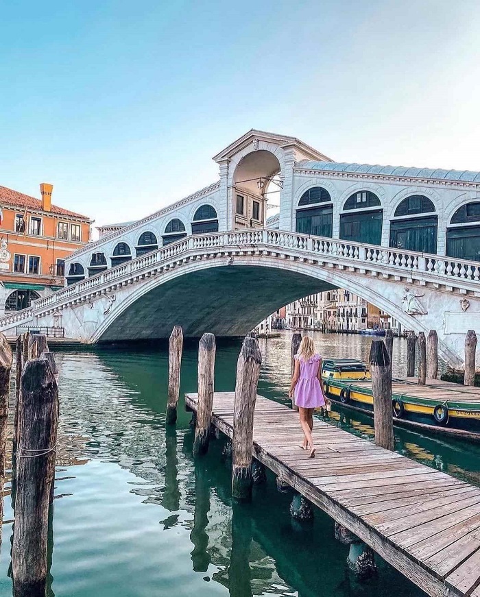 Cầu Rialto là tham quan gần cầu Than Thở Ý 