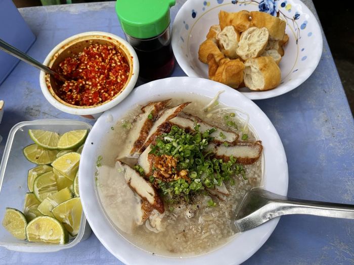  quán local ngon ở Phú Quốc Cháo chả Chùa Đình 