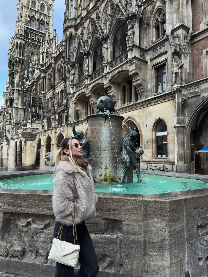Đài phun nước Cá ở quảng trường Marienplatz Đức