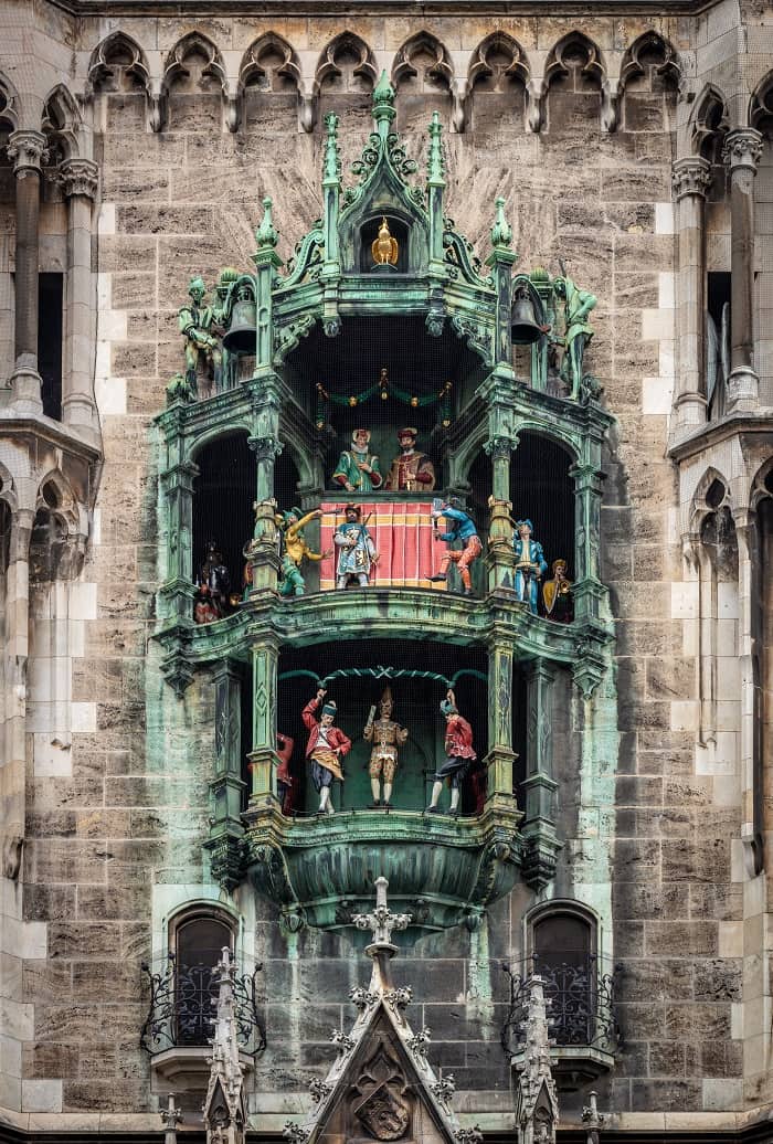 Đồng hồ Rathaus-Glockenspiel ở quảng trường Marienplatz Đức