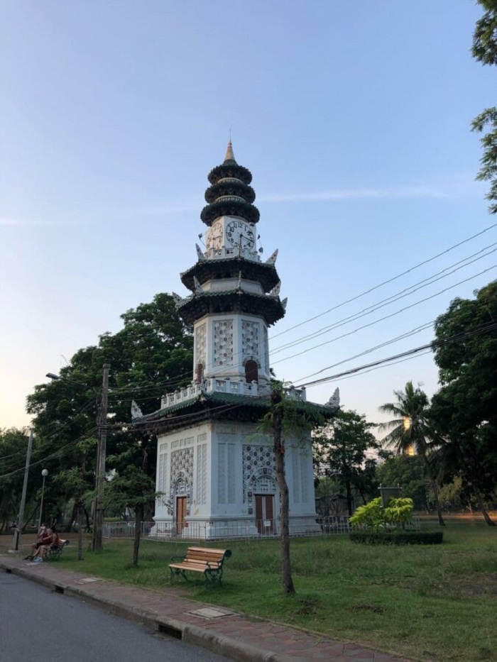 Tháp đồng hồ Lumpini là điều tuyệt vời nhất để làm và xem ở công viên Lumphini Thái Lan