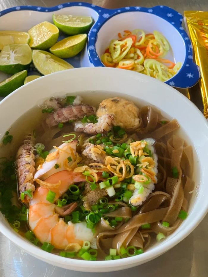 Loan bánh canh quán ăn ngon gần Bãi Sau Vũng Tàu 