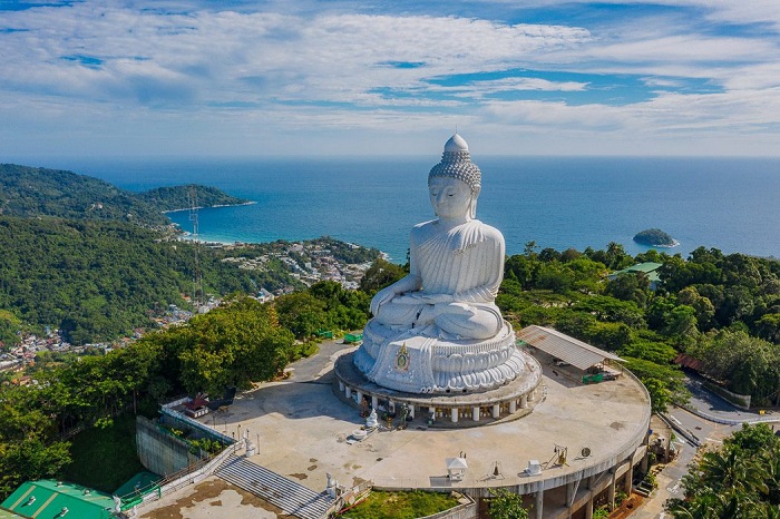 Ghé thăm ngôi đền Phật giáo là hoạt động thú vị nên làm ở gần mũi Promthep Phuket