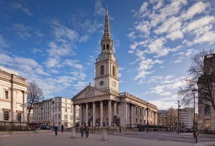 Nhà thờ St Martin-in-the-Fields là địa điểm tham quan nổi bật ở quảng trường Trafalgar Anh