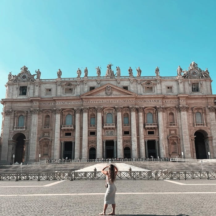 Vương cung Thánh đường Thánh Phêrô là điểm tham quan gần quảng trường Thánh Phêrô Vatican