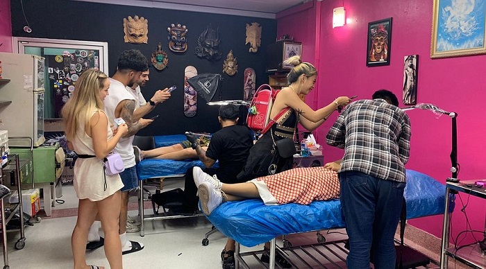 Oanh tạc phố Khao San Thái Lan