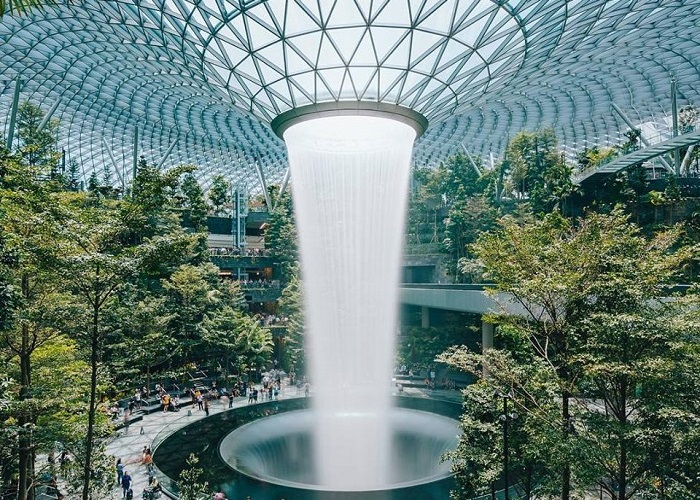 Mục sở thị' thác nước đẹp như mơ trong sân bay Changi tỉ đô của Singapore