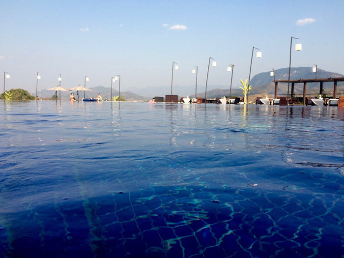 Bể bơi vô cực ở khách sạn Luông Pha Băng, Lào