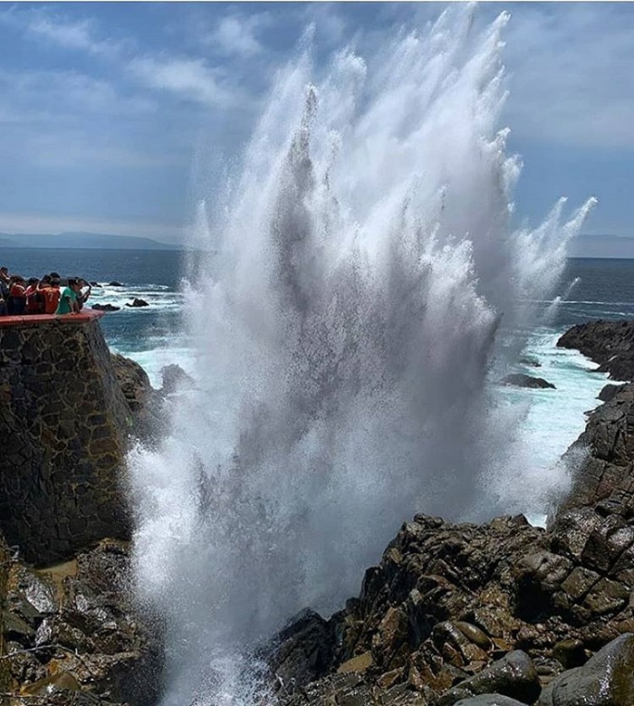 Kỳ lạ mạch nước biển phun ngược tại hang động Bufadora Mexico 