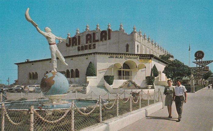 Kỳ lạ mạch nước biển phun ngược tại hang động Bufadora Mexico 