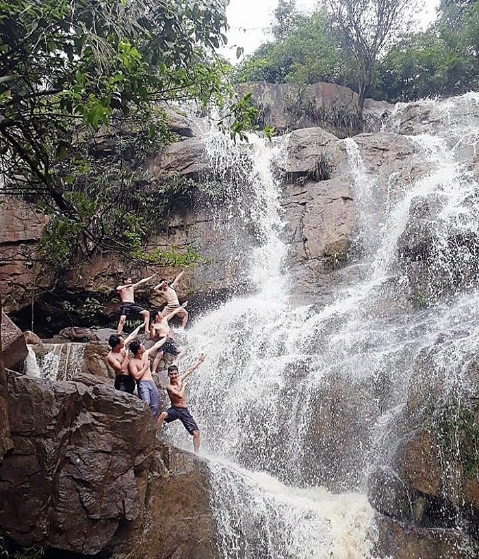 Have fun at Lung Xanh waterfall - the most romantic waterfall in Quang Ninh