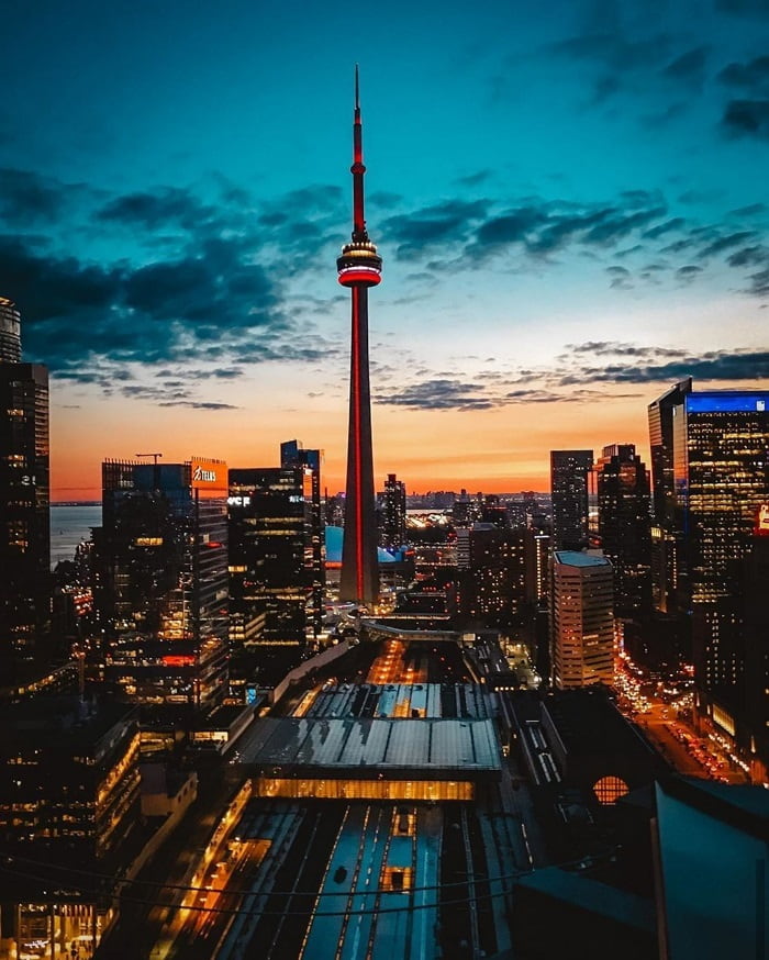 Những trải nghiệm có một không hai trên tháp CN Toronto