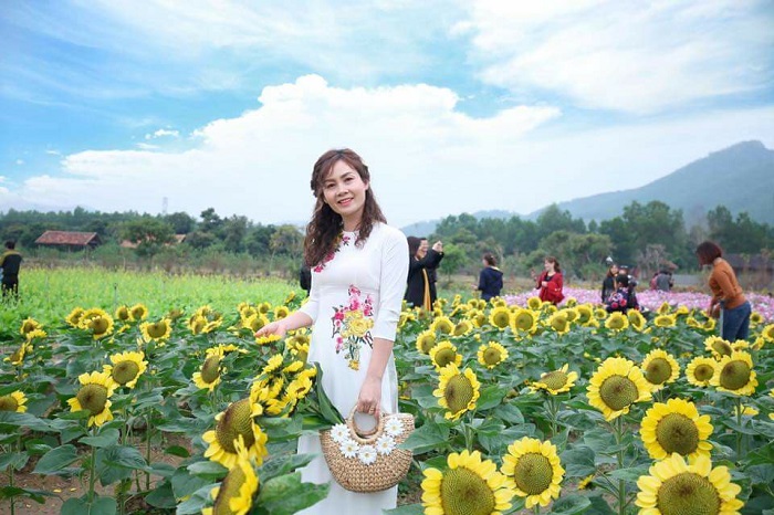 Have fun forgetting the way back in the flower paradise of Quang La