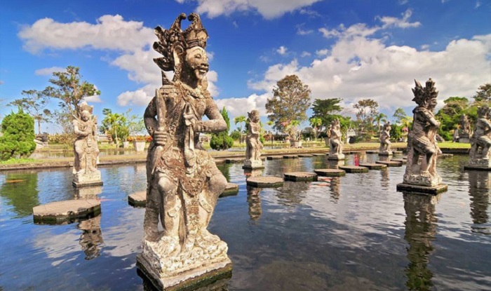 Mê mẩn trước vẻ đẹp huyền ảo của cung điện nước Tirta Gangga Bali