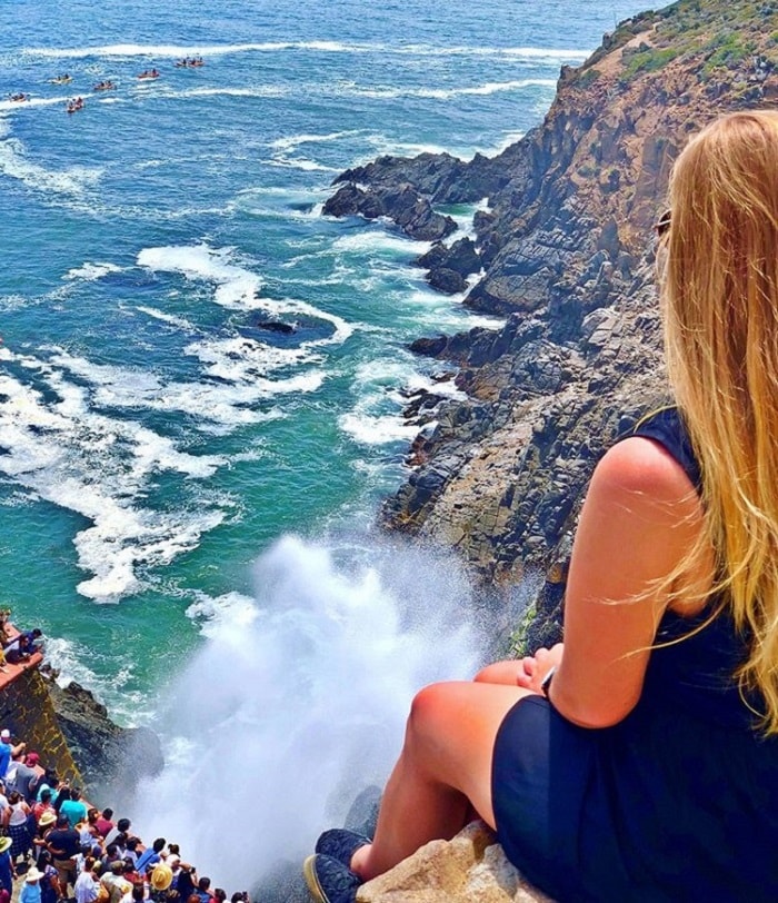 Kỳ lạ mạch nước biển phun ngược tại hang động Bufadora Mexico 