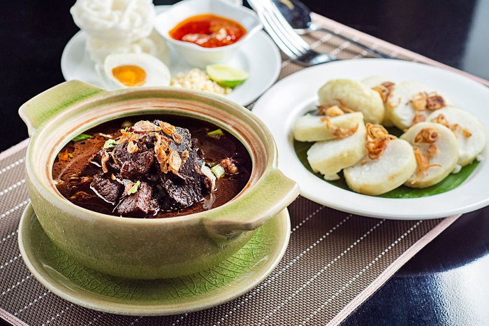 Món thịt bò hầm Rawon - Món ăn Indonesia