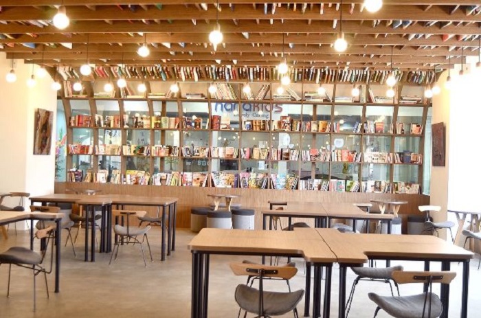 Work Cafe là một trong những quán cà phê sách ở Hà Nội