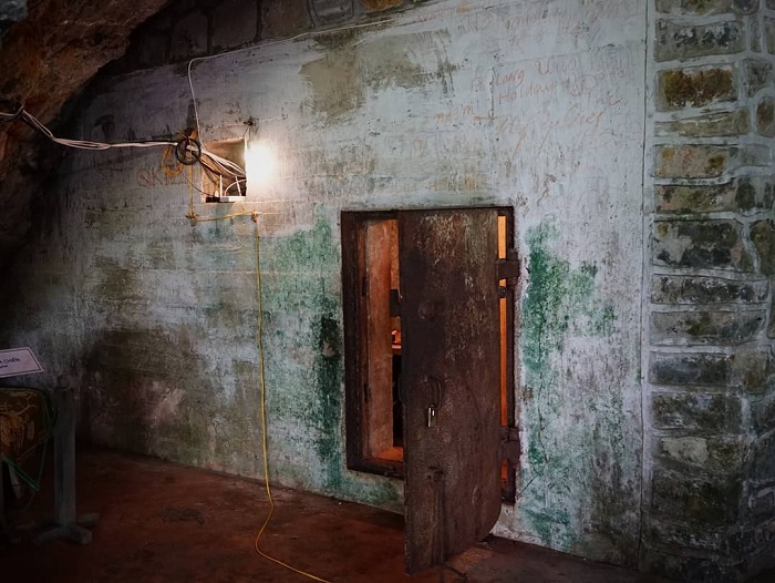 cửa sắt - kiến trúc ấn tượng của hang Quân Y Cát Bà