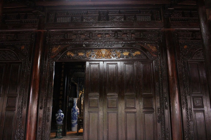 The door is sure - the interesting point of an old house over 120 years old in Tay Ninh