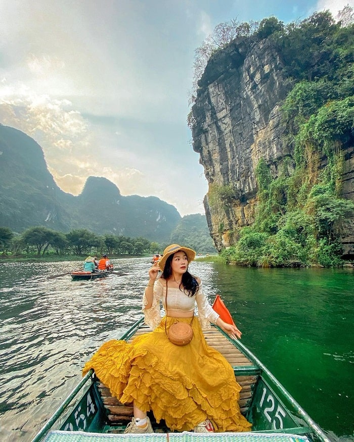 Trang An is one of the most attractive 1-day tourist destinations in the North 