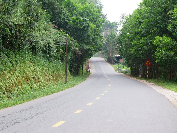Road to Suoi Hoa eco-tourism area 