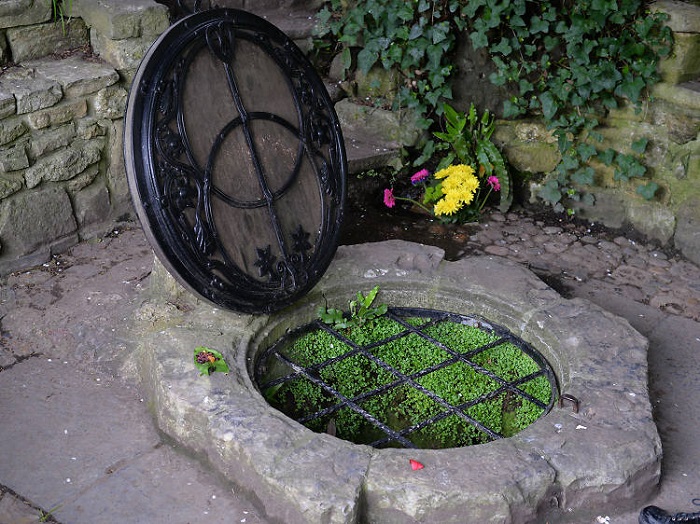 Giếng Chalice Well - Những địa điểm huyền bí ở Anh