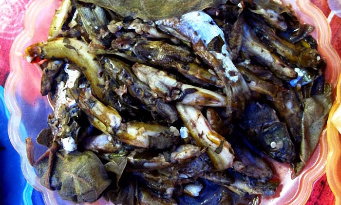 Tham quan hang động Pu Sam Cáp nên ăn gì? Cá bống vùi tro - Đặc sản ở Lai Châu