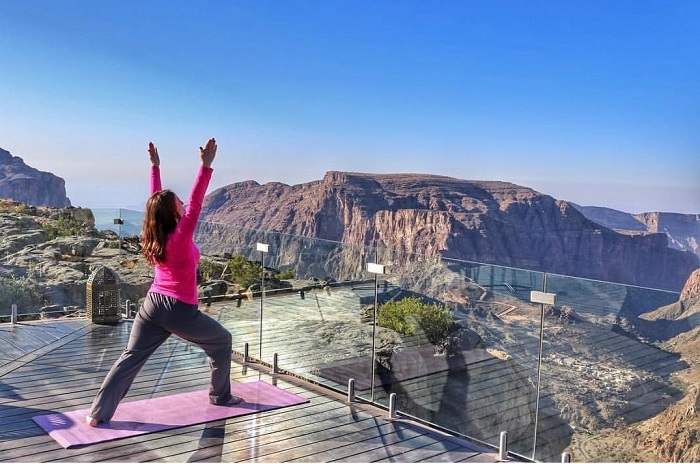 Tập yoga trên vách đá - Top những khách sạn trên vách đá