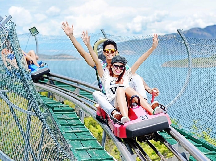 What time is the best time to travel to Nha Trang to be able to go to the amusement parks and explore the outdoors?