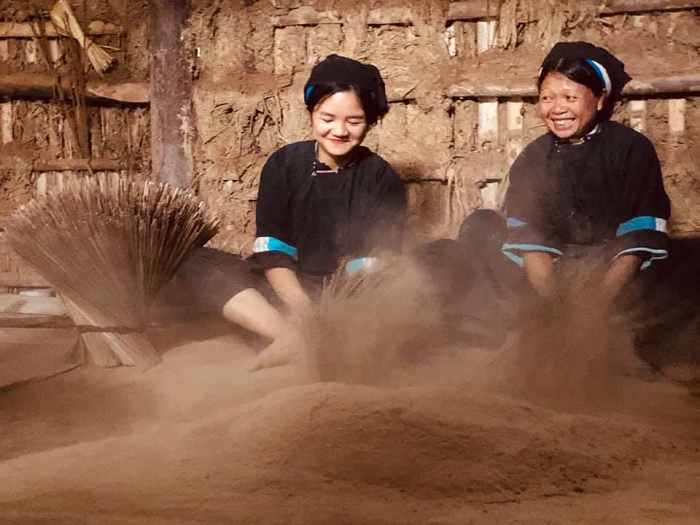 tẩm bột - hoạt động làm hương của làng hương Phia Thắp ở Cao Bằng