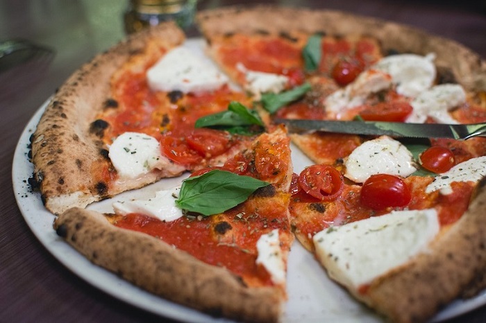 Pizza Ý - Món ăn nổi tiếng ở Ý