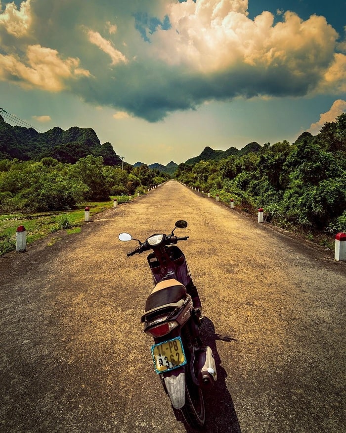 the road across the island - the road on Cat Ba island is as beautiful as a painting