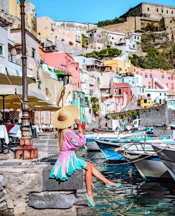Nơi những tòa nhà màu sắc rực rỡ nhìn ra bến cảng - Những ngôi làng ít người biết ở Ý